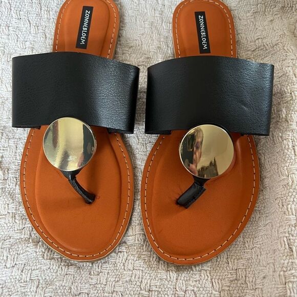 Retro leather thong sandals gold front medallion NWOT - Picture 2 of 5